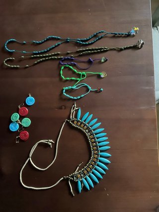 Pendientes 2€, pulseras 3€, collares 5€,