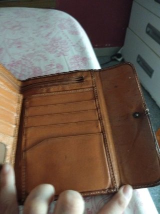 Billetera de piel noble marrón usada