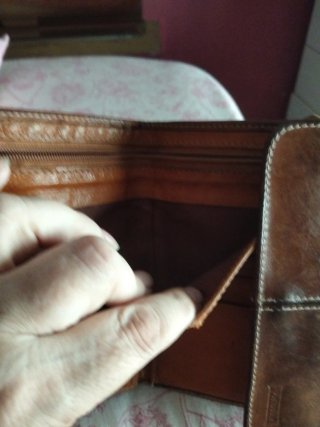 Billetera de piel noble marrón usada