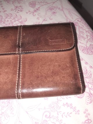 Billetera de piel noble marrón usada