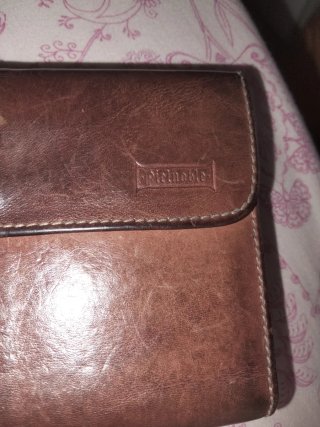 Billetera de piel noble marrón usada