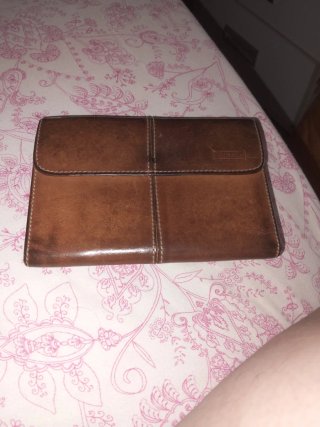 Billetera de piel noble marrón usada