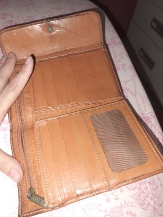 Billetera de piel noble marrón usada