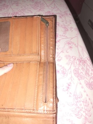 Billetera de piel noble marrón usada