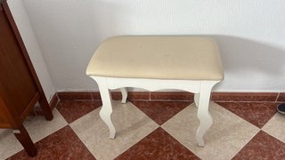 Asiento de tocador blanco y beige
