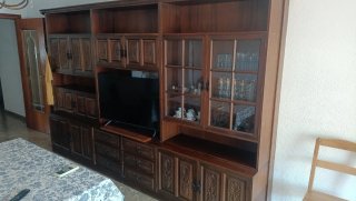 Mueble de salón de madera y cristal