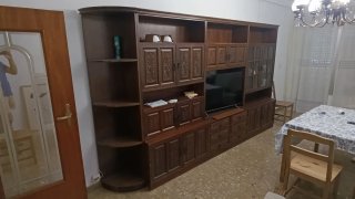 Mueble de salón de madera y cristal