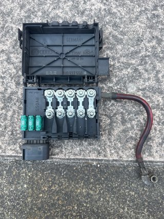 Caja fusibles batería Seat León 1