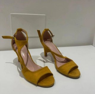 Zapatos de tacón amarillos