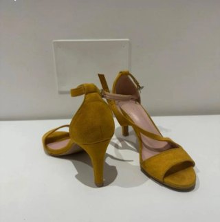 Zapatos de tacón amarillos