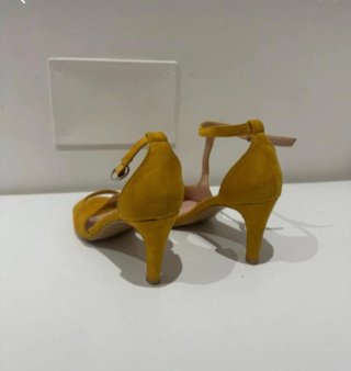 Zapatos de tacón amarillos