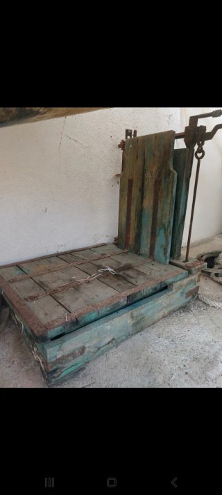 Báscula antigua de madera y metal