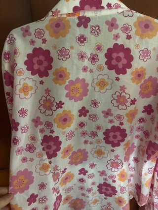 Camisa floral rosa y blanca