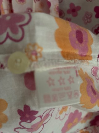 Camisa floral rosa y blanca