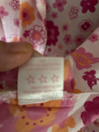 Camisa floral rosa y blanca