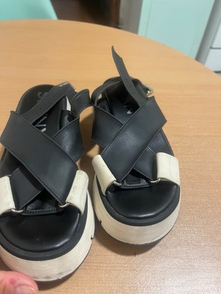 Sandalias Sarkany Negras y Blancas