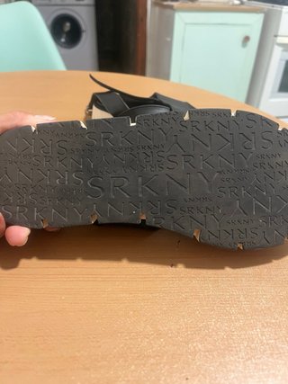 Sandalias Sarkany Negras y Blancas