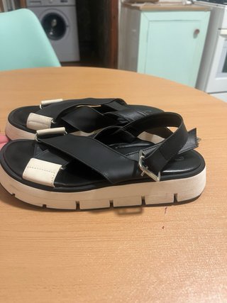 Sandalias Sarkany Negras y Blancas