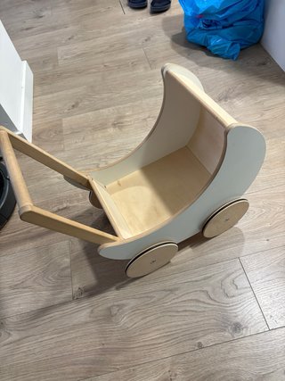 Carrito de madera para muñecas