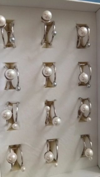 Anillos de perlas negros y rosas ajustables