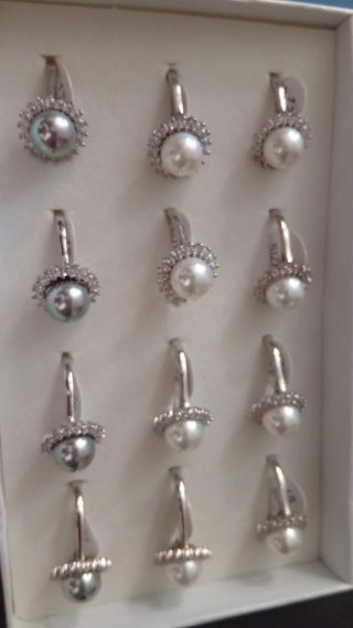 Anillos de perlas negros y rosas ajustables