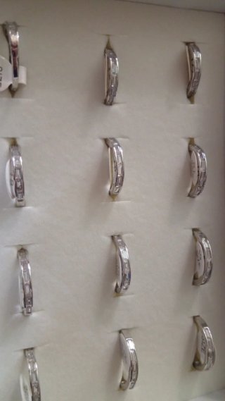 Anillos de perlas negros y rosas ajustables