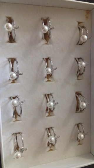 Anillos de perlas negros y rosas ajustables