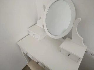 Tocador blanco con espejo y taburete