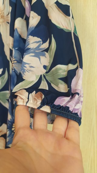 Blusa Maglia donna blu fiorata.