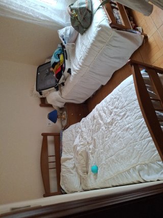 Habitación: dos camas, cómoda, mesilla y espejo