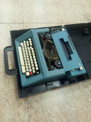 Máquina de escribir Olivetti Linea 88 azul