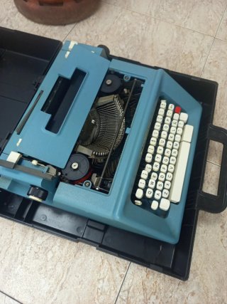 Máquina de escribir Olivetti Linea 88 azul