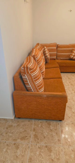 Sofá modular naranja y blanco