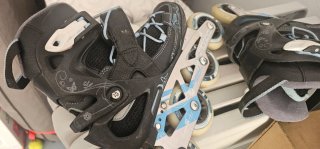 Patines en línea negros con detalles celestes