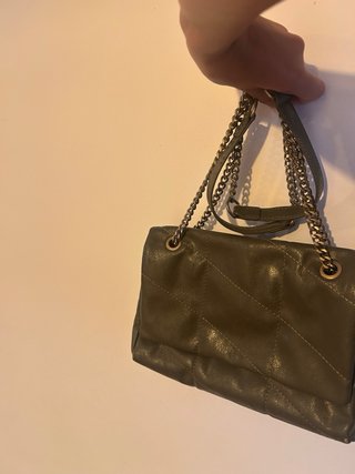 Bolso verde acolchado con cadena