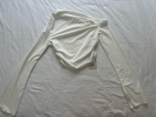 Camiseta blanca hombro descubierto manga larga