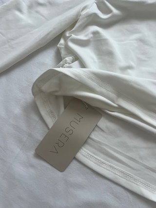 Camiseta blanca hombro descubierto manga larga