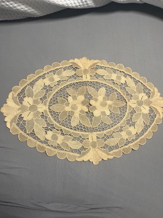 Mantel de encaje beige ovalado