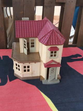 Casa de muñecas con tejado rojo