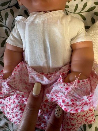 Muñeca bebé mediana con ropa