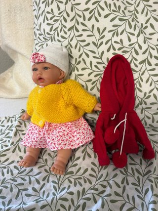 Muñeca bebé mediana con ropa