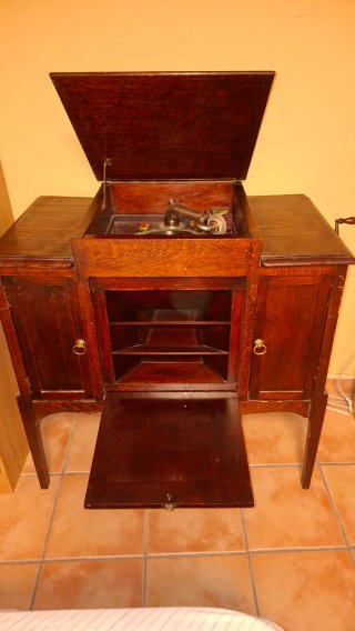 Gramófono antiguo de madera mueble  y discos