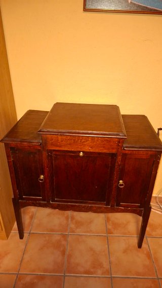 Gramófono antiguo de madera mueble  y discos