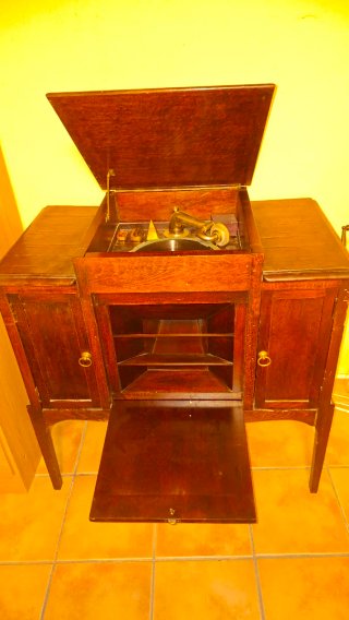 Gramófono antiguo de madera mueble  y discos