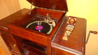 Gramófono antiguo de madera mueble  y discos