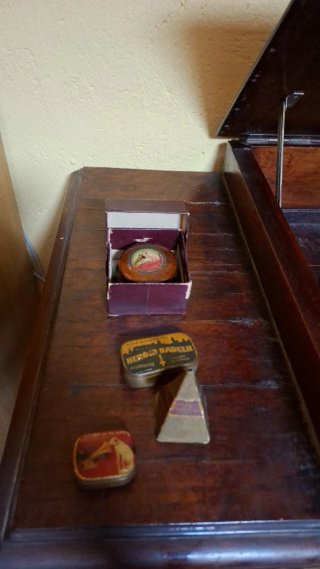 Gramófono antiguo de madera mueble  y discos