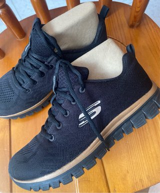 Zapatillas Skechers Negras y Doradas