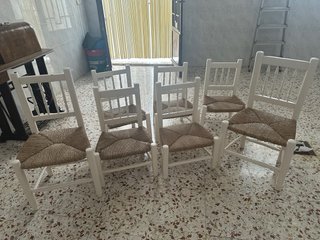5 sillas bajas y 2 altas enea