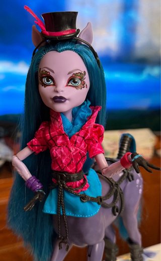 Bambola Monster High Avea Trotter .