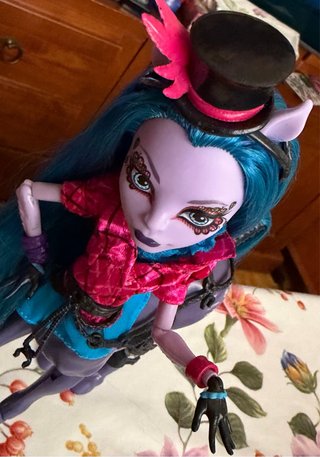 Bambola Monster High Avea Trotter .